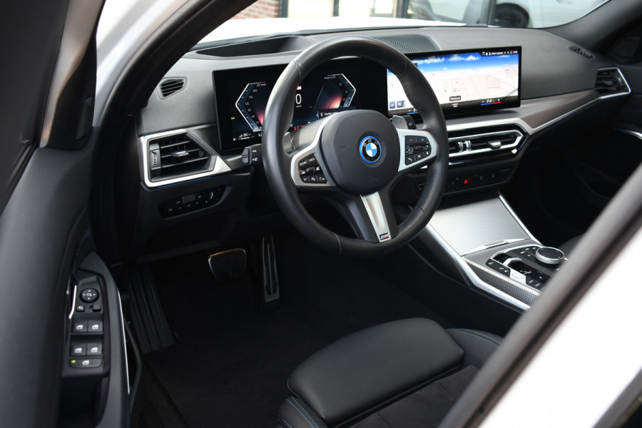BMW 3 Serie Touring 330e M-Sport Pano ACC El-zetel HUD 19inch Camera Adp-onderstel