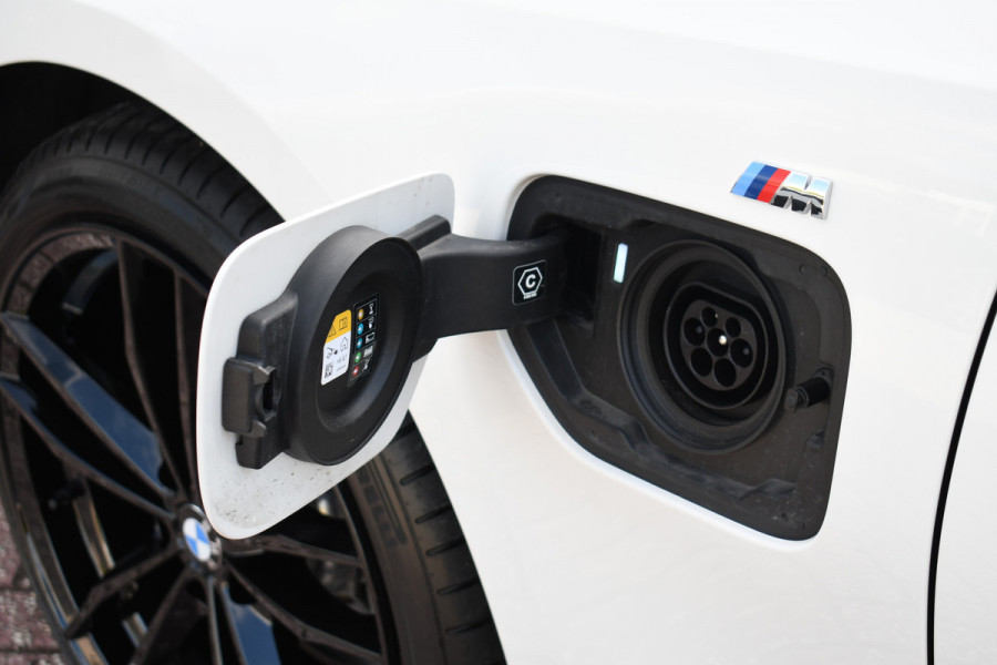 BMW 3 Serie Touring 330e M-Sport Pano ACC El-zetel HUD 19inch Camera Adp-onderstel