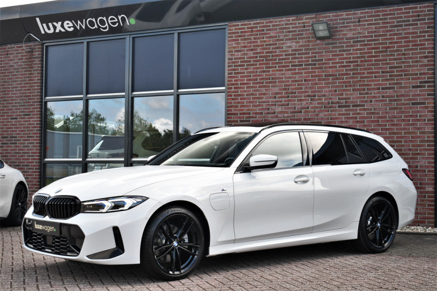 BMW 3 Serie Touring 330e M-Sport Pano ACC El-zetel HUD 19inch Camera Adp-onderstel