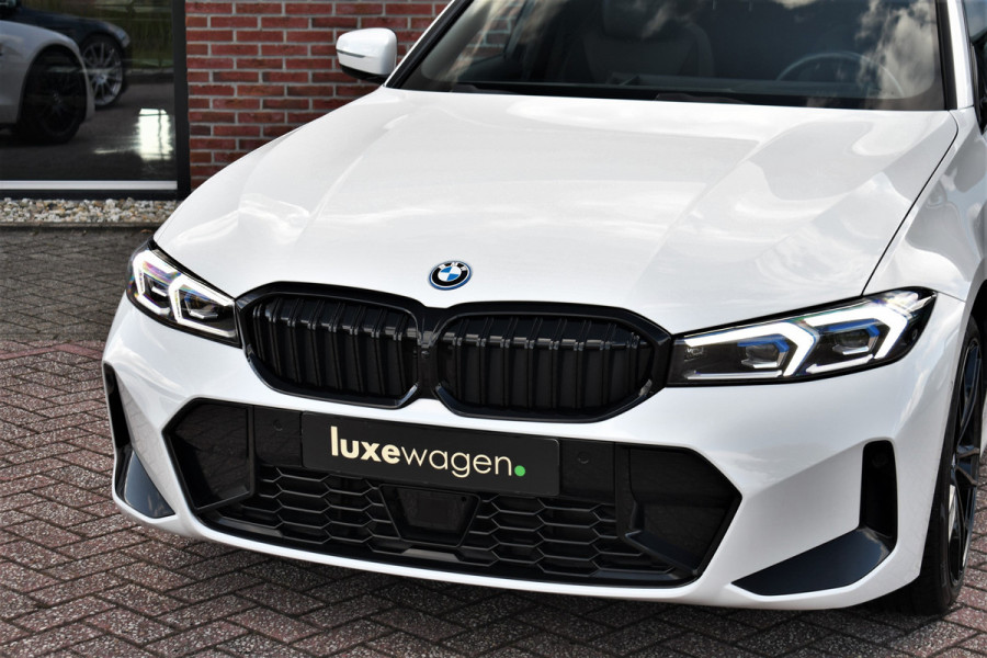 BMW 3 Serie Touring 330e M-Sport Pano ACC El-zetel HUD 19inch Camera Adp-onderstel