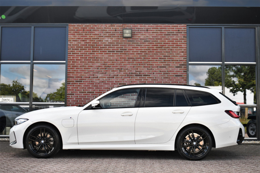 BMW 3 Serie Touring 330e M-Sport Pano ACC El-zetel HUD 19inch Camera Adp-onderstel
