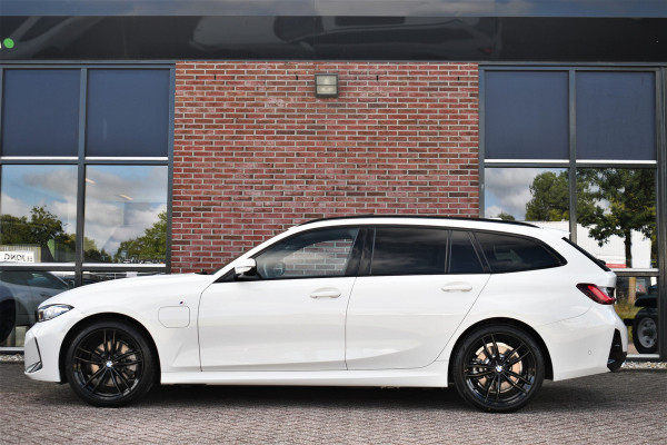 BMW 3 Serie Touring 330e M-Sport Pano ACC El-zetel HUD 19inch Camera Adp-onderstel