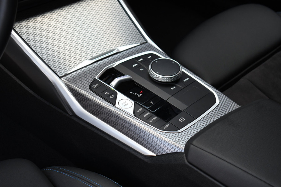 BMW 3 Serie Touring 330e M-Sport Pano ACC El-zetel HUD 19inch Camera Adp-onderstel