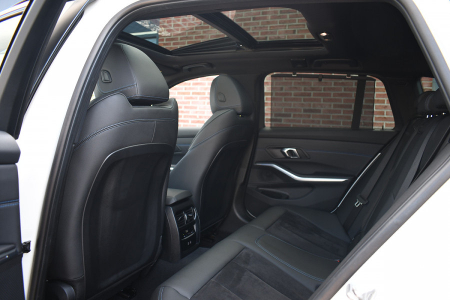 BMW 3 Serie Touring 330e M-Sport Pano ACC El-zetel HUD 19inch Camera Adp-onderstel