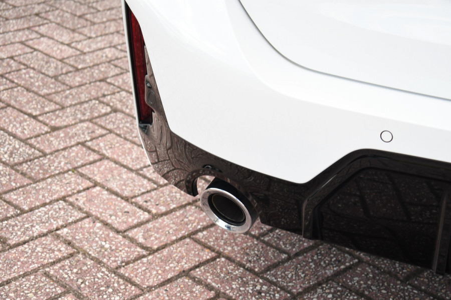 BMW 3 Serie Touring 330e M-Sport Pano ACC El-zetel HUD 19inch Camera Adp-onderstel