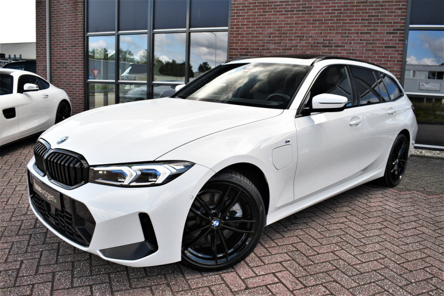 BMW 3 Serie Touring 330e M-Sport Pano ACC El-zetel HUD 19inch Camera Adp-onderstel