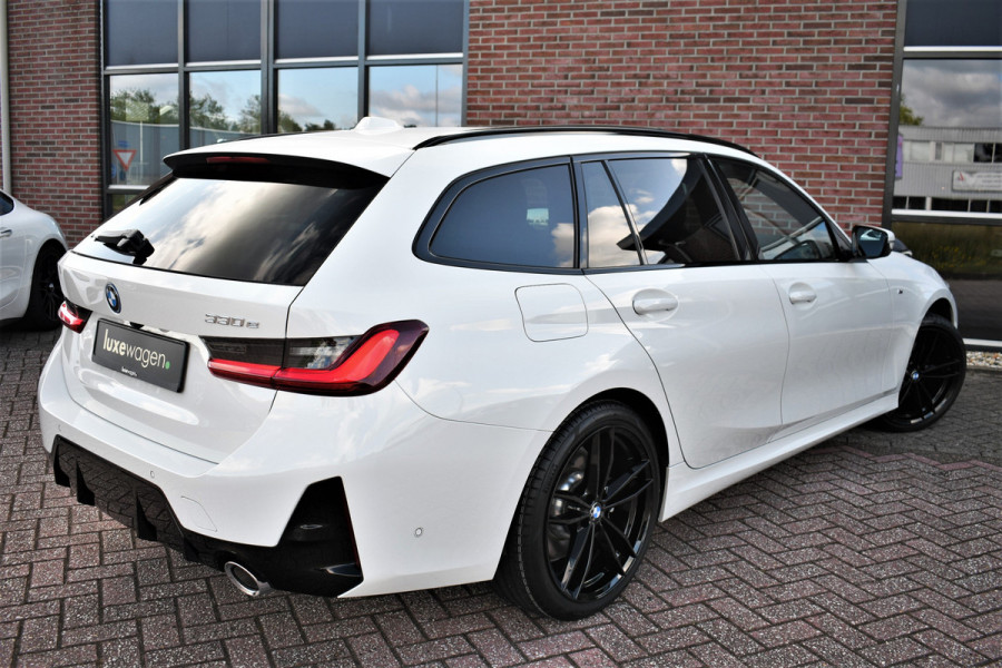 BMW 3 Serie Touring 330e M-Sport Pano ACC El-zetel HUD 19inch Camera Adp-onderstel