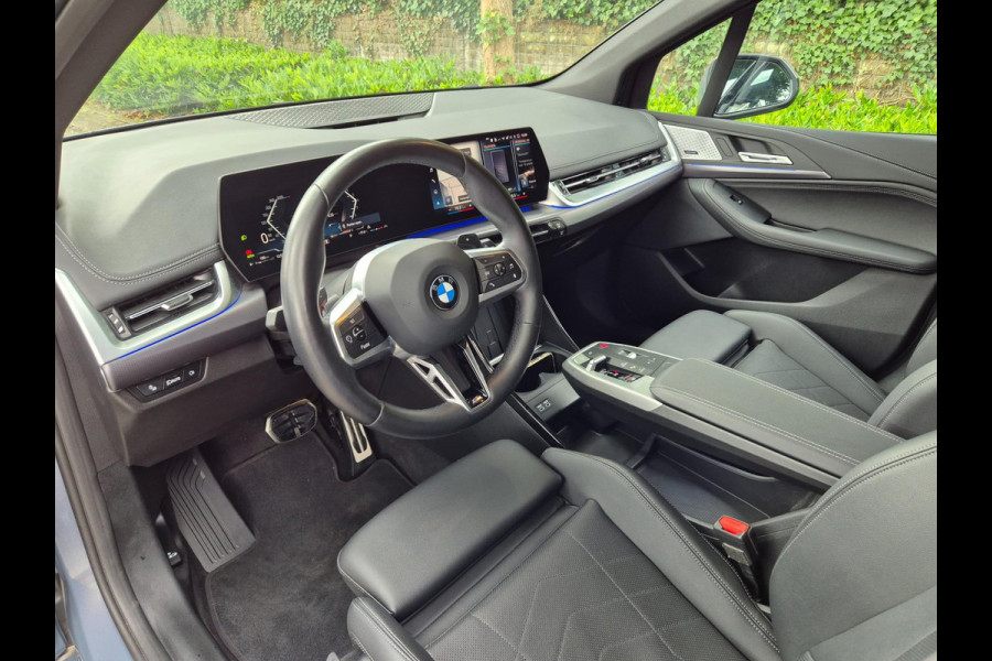 BMW 2 Serie Active Tourer M Sport ACC Line Assist CarPlay Trekhaak Cam H&K Sparkling copper grey Fabriek garantie 2026
