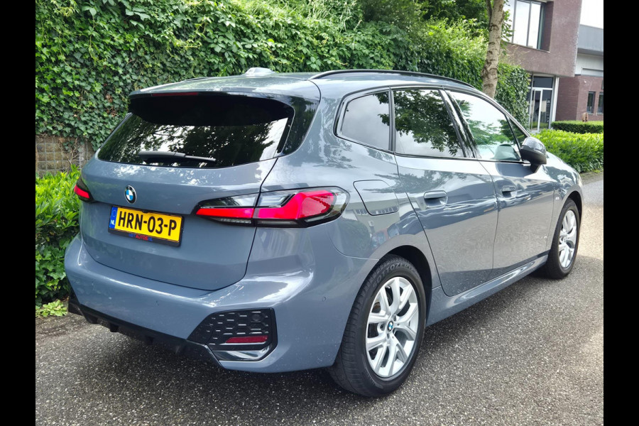 BMW 2 Serie Active Tourer M Sport ACC Line Assist CarPlay Trekhaak Cam H&K Sparkling copper grey Fabriek garantie 2026