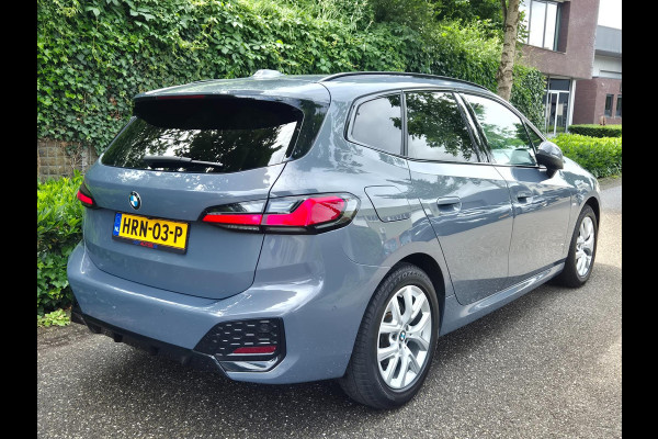 BMW 2 Serie Active Tourer M Sport ACC Line Assist CarPlay Trekhaak Cam H&K Sparkling copper grey Fabriek garantie 2026