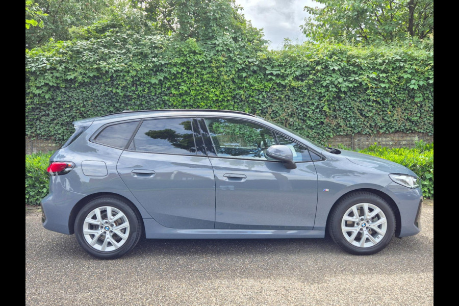 BMW 2 Serie Active Tourer M Sport ACC Line Assist CarPlay Trekhaak Cam H&K Sparkling copper grey Fabriek garantie 2026
