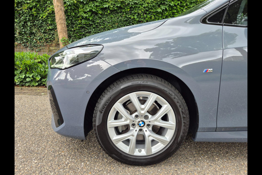 BMW 2 Serie Active Tourer M Sport ACC Line Assist CarPlay Trekhaak Cam H&K Sparkling copper grey Fabriek garantie 2026