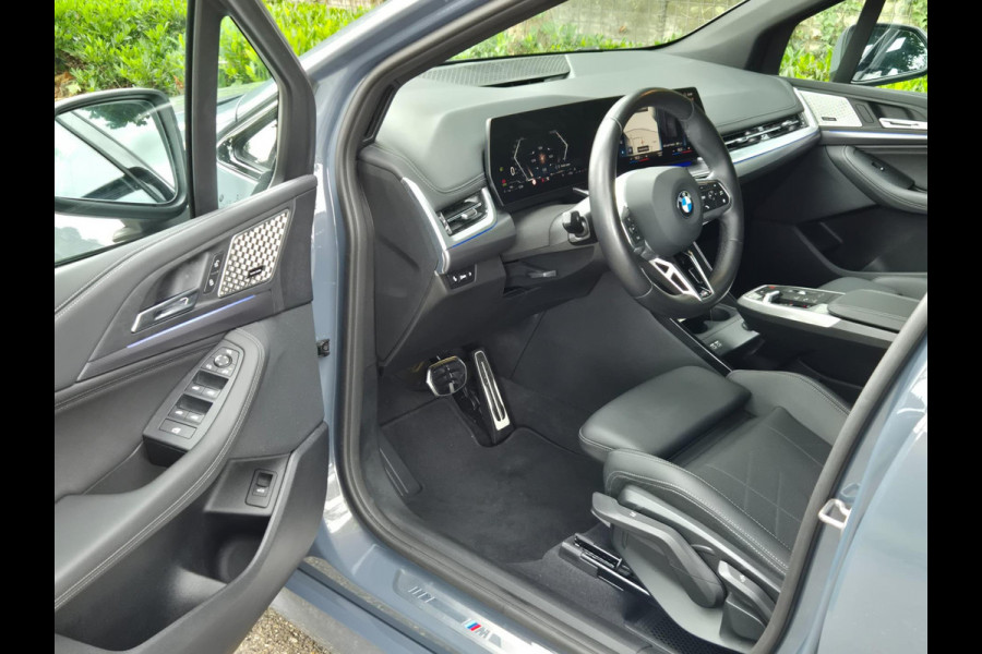 BMW 2 Serie Active Tourer M Sport ACC Line Assist CarPlay Trekhaak Cam H&K Sparkling copper grey Fabriek garantie 2026