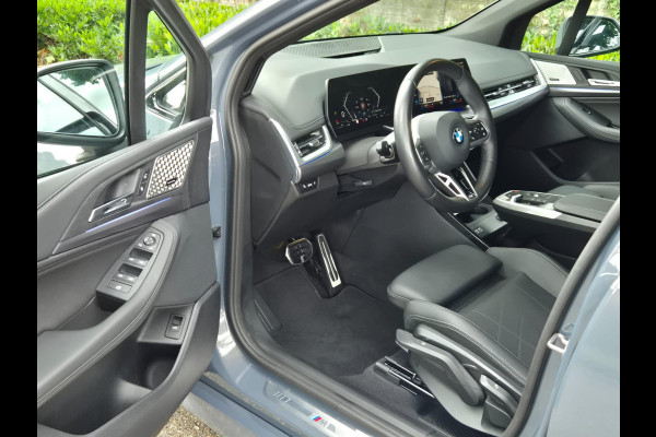 BMW 2 Serie Active Tourer M Sport ACC Line Assist CarPlay Trekhaak Cam H&K Sparkling copper grey Fabriek garantie 2026