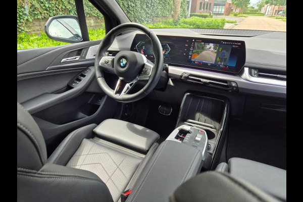 BMW 2 Serie Active Tourer M Sport ACC Line Assist CarPlay Trekhaak Cam H&K Sparkling copper grey Fabriek garantie 2026