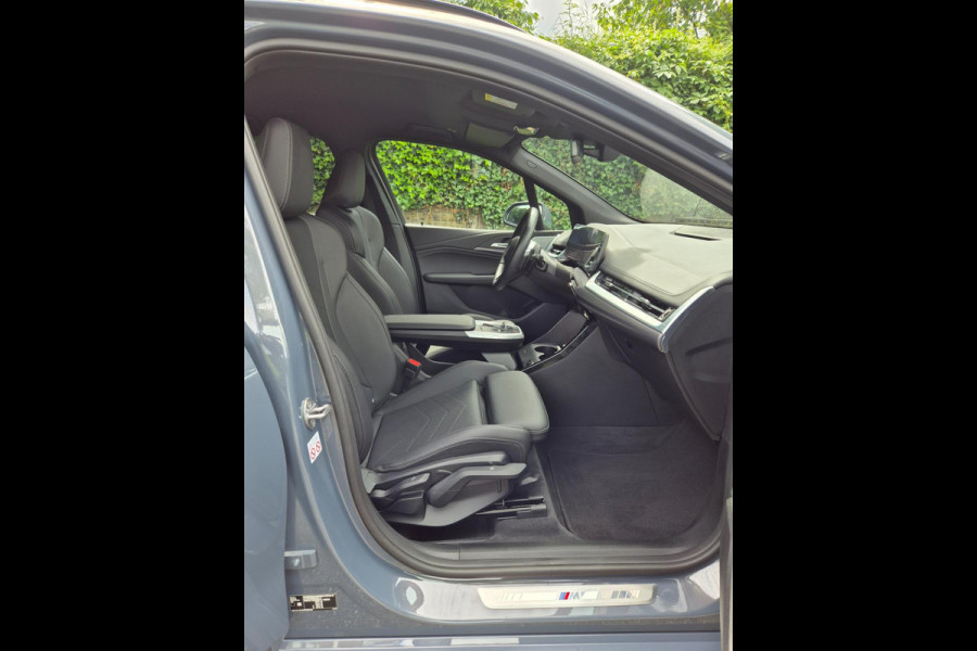 BMW 2 Serie Active Tourer M Sport ACC Line Assist CarPlay Trekhaak Cam H&K Sparkling copper grey Fabriek garantie 2026