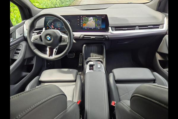 BMW 2 Serie Active Tourer M Sport ACC Line Assist CarPlay Trekhaak Cam H&K Sparkling copper grey Fabriek garantie 2026