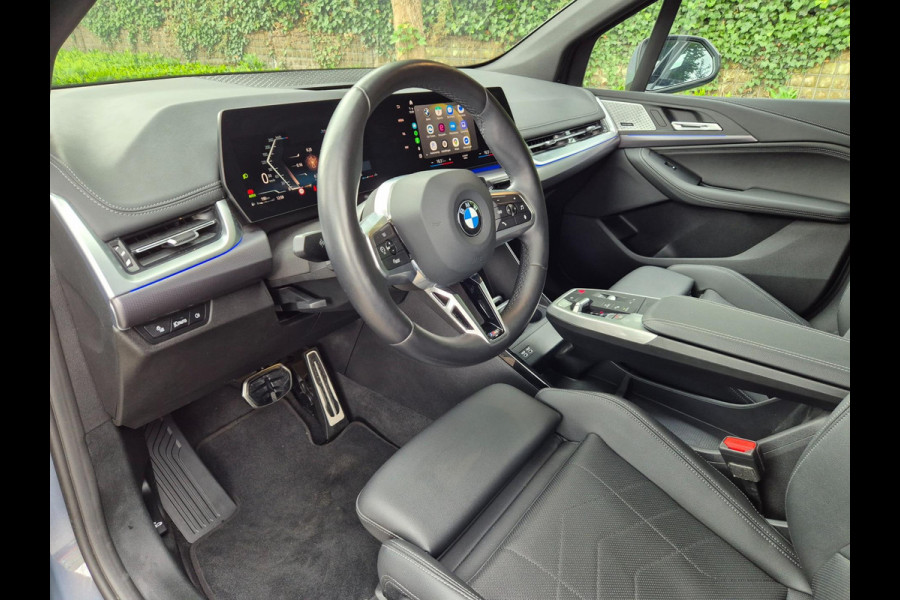 BMW 2 Serie Active Tourer M Sport ACC Line Assist CarPlay Trekhaak Cam H&K Sparkling copper grey Fabriek garantie 2026