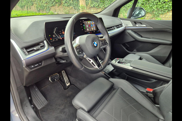 BMW 2 Serie Active Tourer M Sport ACC Line Assist CarPlay Trekhaak Cam H&K Sparkling copper grey Fabriek garantie 2026