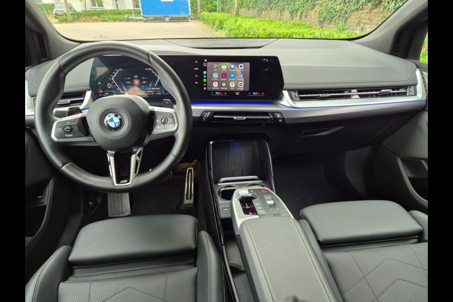 BMW 2 Serie Active Tourer M Sport ACC Line Assist CarPlay Trekhaak Cam H&K Sparkling copper grey Fabriek garantie 2026