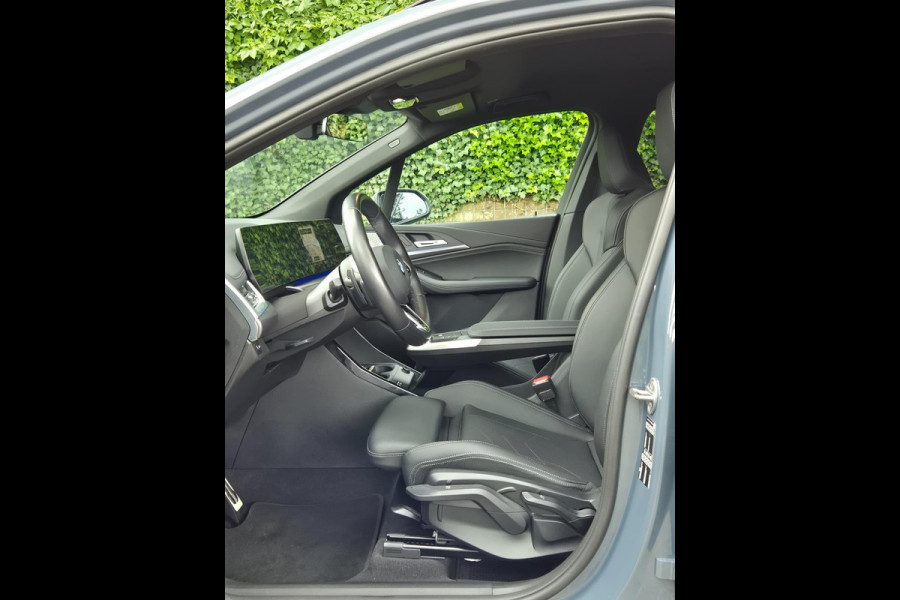 BMW 2 Serie Active Tourer M Sport ACC Line Assist CarPlay Trekhaak Cam H&K Sparkling copper grey Fabriek garantie 2026