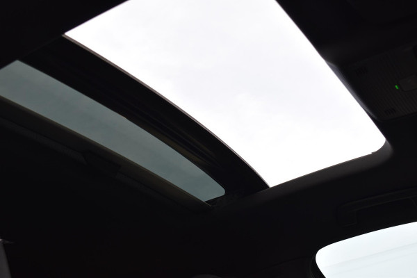 Volkswagen Golf 1.5 eTSI R-Line Pano HUD H&K Lane Camera