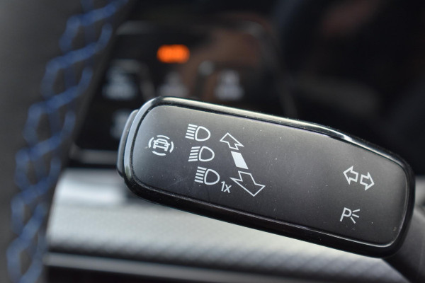 Volkswagen Golf 1.5 eTSI R-Line Pano HUD H&K Lane Camera