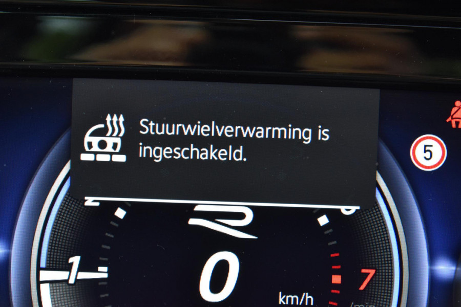 Volkswagen Golf 1.5 eTSI R-Line Pano HUD H&K Lane Camera