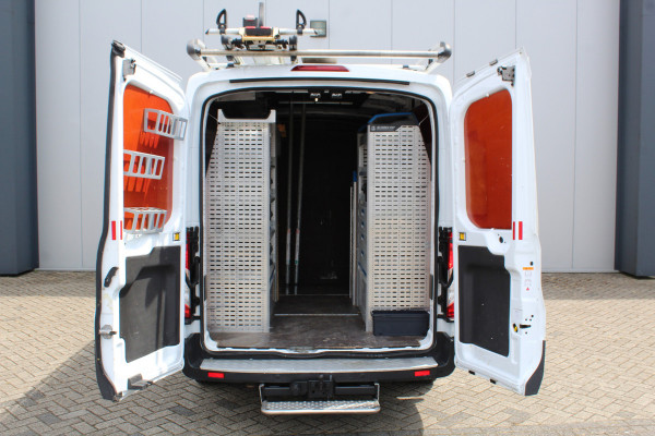 Ford Transit 290 2.0-105pk TDCI L2H2 Ambiente. Compleet ingerichte Ford Transit ! Camera, pdc v+a, airco, ladder achterd., opstaptrede met trekhaak, imperiaal met ladder, omvormer naar 220V, etc etc.