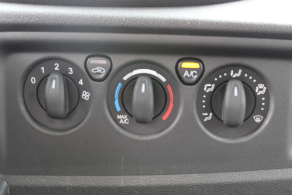 Ford Transit 290 2.0-105pk TDCI L2H2 Ambiente. Compleet ingerichte Ford Transit ! Camera, pdc v+a, airco, ladder achterd., opstaptrede met trekhaak, imperiaal met ladder, omvormer naar 220V, etc etc.