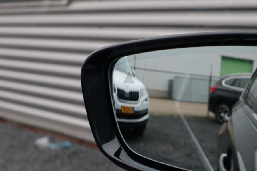 BMW 3-serie 330e M Sport Pano / Laser / 360 camera / Elec stoelen / Trekhaak / Dode hoek /