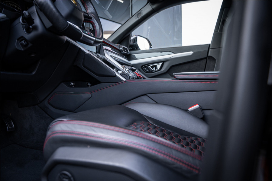 Lamborghini Urus 4.0 V8 - Akrapovic l Carbon | B&O Advanced l Panorama