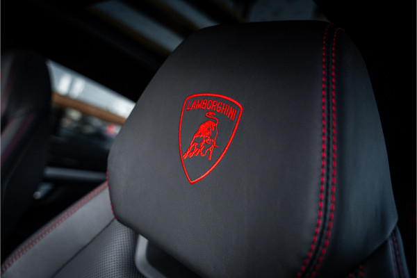 Lamborghini Urus 4.0 V8 - Akrapovic l Carbon | B&O Advanced l Panorama