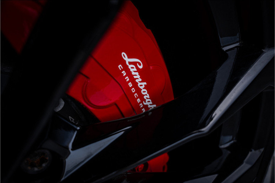 Lamborghini Urus 4.0 V8 - Akrapovic l Carbon | B&O Advanced l Panorama