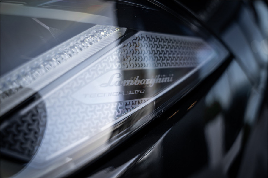 Lamborghini Urus 4.0 V8 - Akrapovic l Carbon | B&O Advanced l Panorama