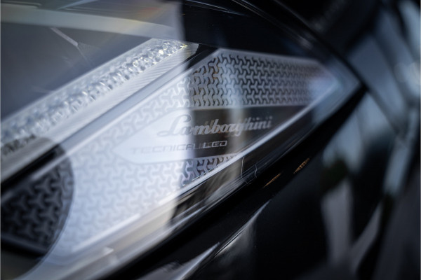 Lamborghini Urus 4.0 V8 - Akrapovic l Carbon | B&O Advanced l Panorama