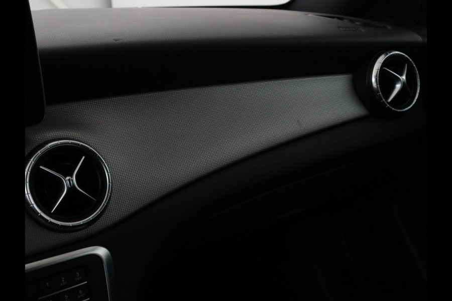 Mercedes-Benz CLA-Klasse Shooting Brake 180 Business Solution | Stoelverwarming | Camera | Bleutooth | Navigatie | LMV 18 inch | Sportstoelen | Half leder