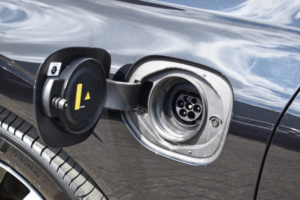 Volvo XC60 T8 Plug-in hybrid AWD Plus Bright Leer | Pano Dak | Key Less | Park Assist Camera \ Elec Stoeln