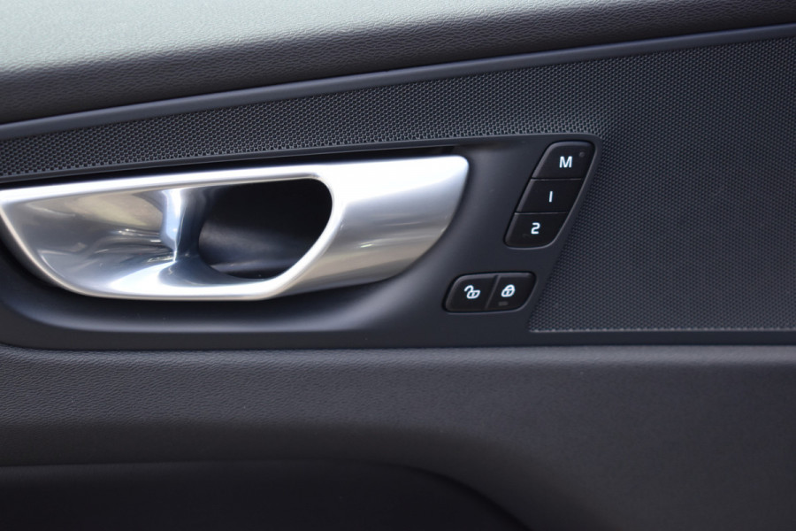 Volvo XC60 T8 Plug-in hybrid AWD Plus Bright Leer | Pano Dak | Key Less | Park Assist Camera \ Elec Stoeln