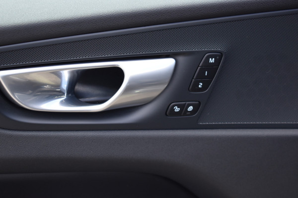 Volvo XC60 T8 Plug-in hybrid AWD Plus Bright Leer | Pano Dak | Key Less | Park Assist Camera \ Elec Stoeln