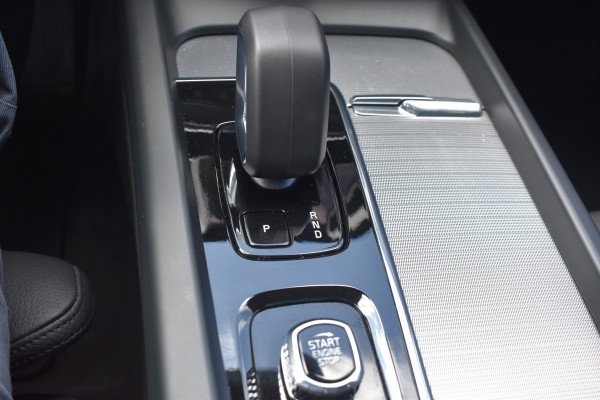 Volvo XC60 T8 Plug-in hybrid AWD Plus Bright Leer | Pano Dak | Key Less | Park Assist Camera \ Elec Stoeln
