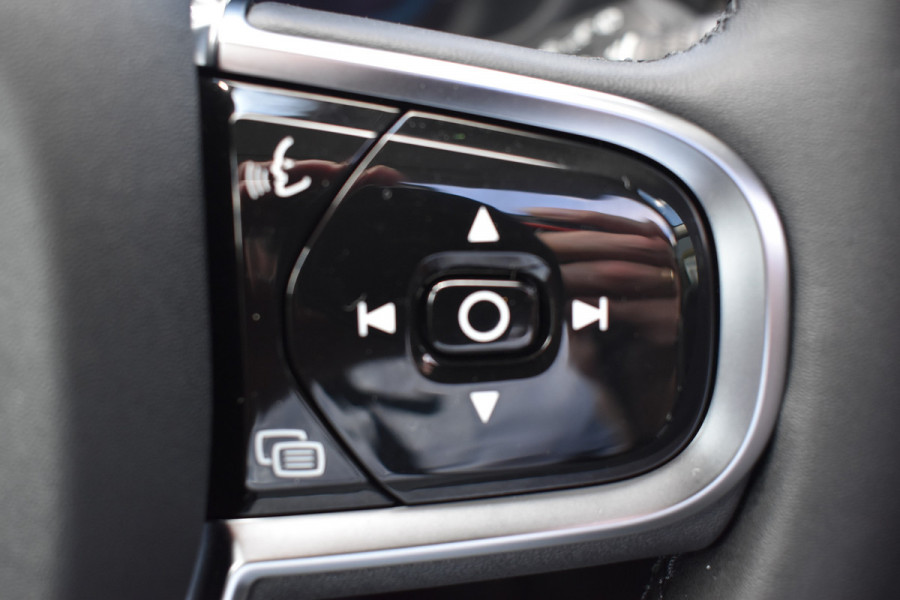 Volvo XC60 T8 Plug-in hybrid AWD Plus Bright Leer | Pano Dak | Key Less | Park Assist Camera \ Elec Stoeln