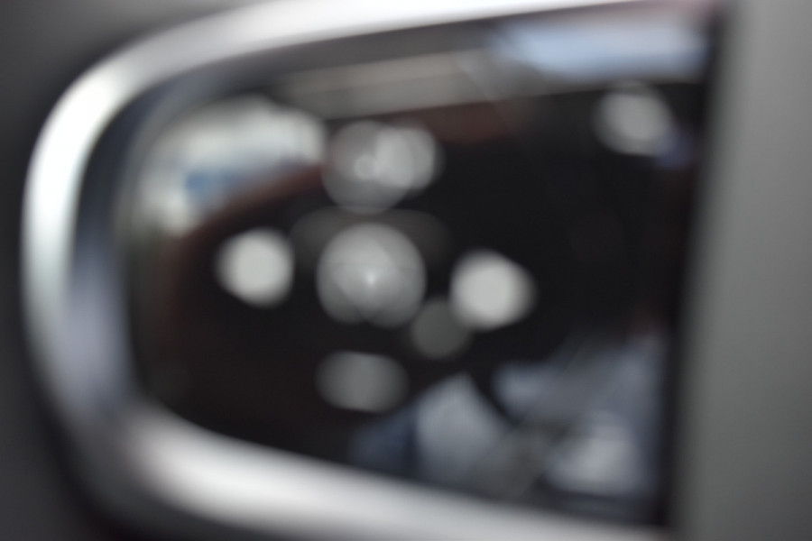 Volvo XC60 T8 Plug-in hybrid AWD Plus Bright Leer | Pano Dak | Key Less | Park Assist Camera \ Elec Stoeln