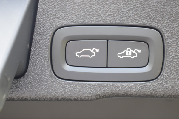 Volvo XC60 T8 Plug-in hybrid AWD Plus Bright Leer | Pano Dak | Key Less | Park Assist Camera \ Elec Stoeln