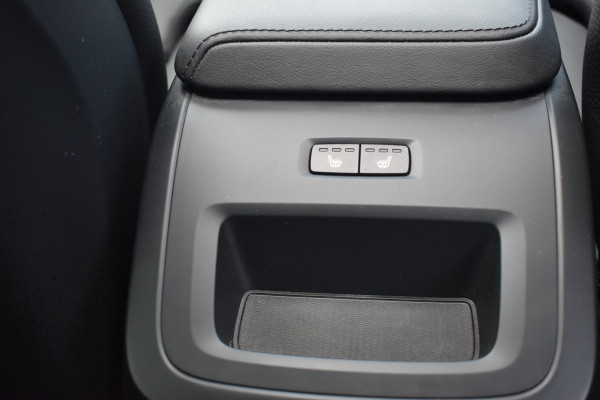 Volvo XC60 T8 Plug-in hybrid AWD Plus Bright Leer | Pano Dak | Key Less | Park Assist Camera \ Elec Stoeln