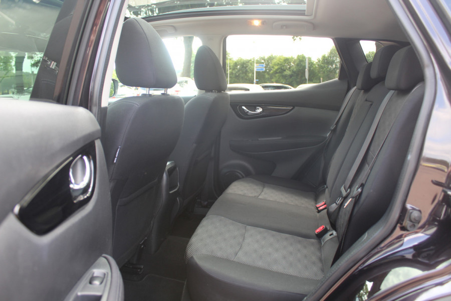 Nissan QASHQAI 1.2 N-Connecta / Trekhaak / Panoramadak / 360Camera / 18'' / Keyless / Navigatie / Getint glas / DAB / Cruise Control