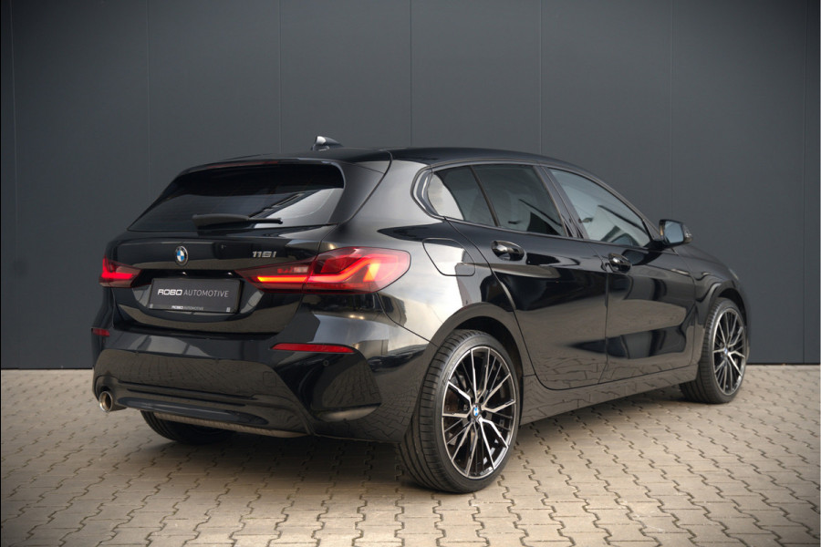 BMW 1-serie 118i High Executive Edition | Virtual Dash | Apple Carplay | Stoelverwarming | Leer | Led | Keyless | PDC | Shadow Line | Automaat | M Sport Stuur | Climate Control | Cruise Control |