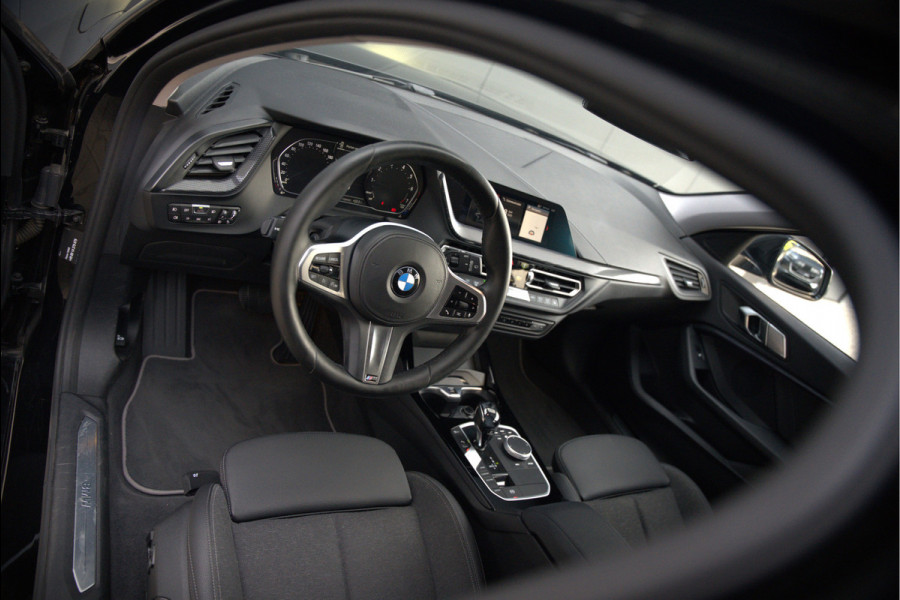 BMW 1-serie 118i High Executive Edition | Virtual Dash | Apple Carplay | Stoelverwarming | Leer | Led | Keyless | PDC | Shadow Line | Automaat | M Sport Stuur | Climate Control | Cruise Control |