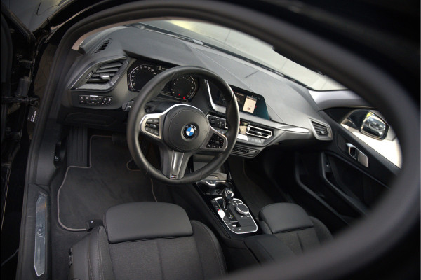 BMW 1-serie 118i High Executive Edition | Virtual Dash | Apple Carplay | Stoelverwarming | Leer | Led | Keyless | PDC | Shadow Line | Automaat | M Sport Stuur | Climate Control | Cruise Control |