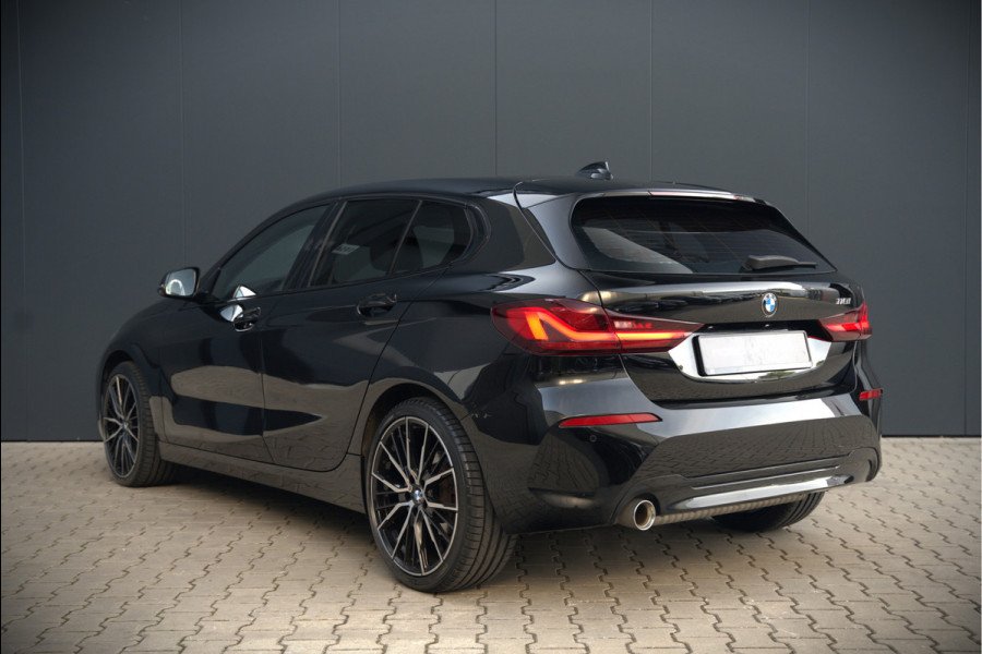 BMW 1-serie 118i High Executive Edition | Virtual Dash | Apple Carplay | Stoelverwarming | Leer | Led | Keyless | PDC | Shadow Line | Automaat | M Sport Stuur | Climate Control | Cruise Control |